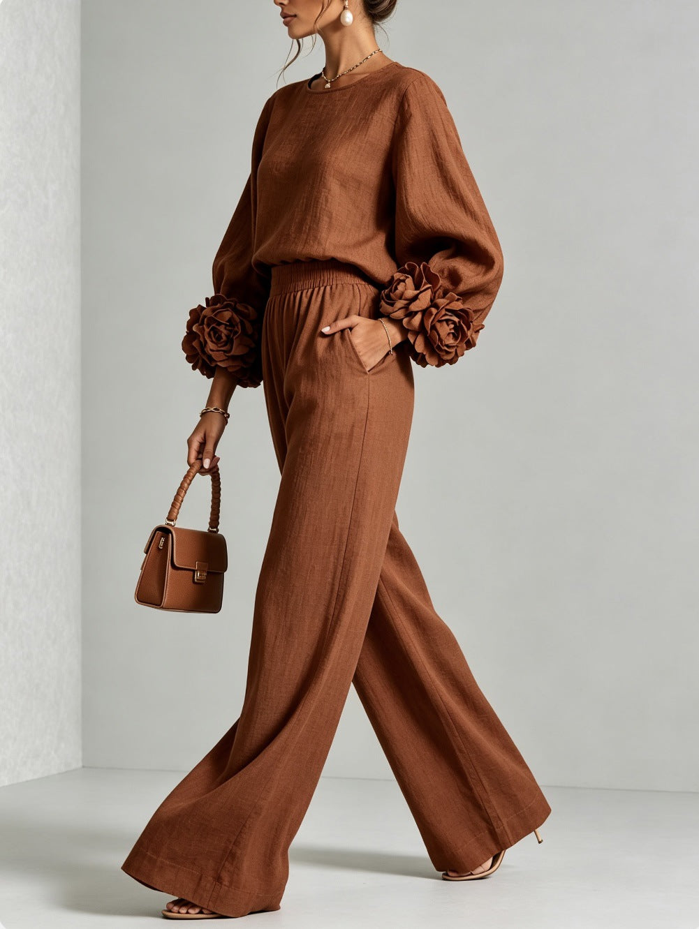 Completo donna elegante con maniche floreali e pantaloni larghi