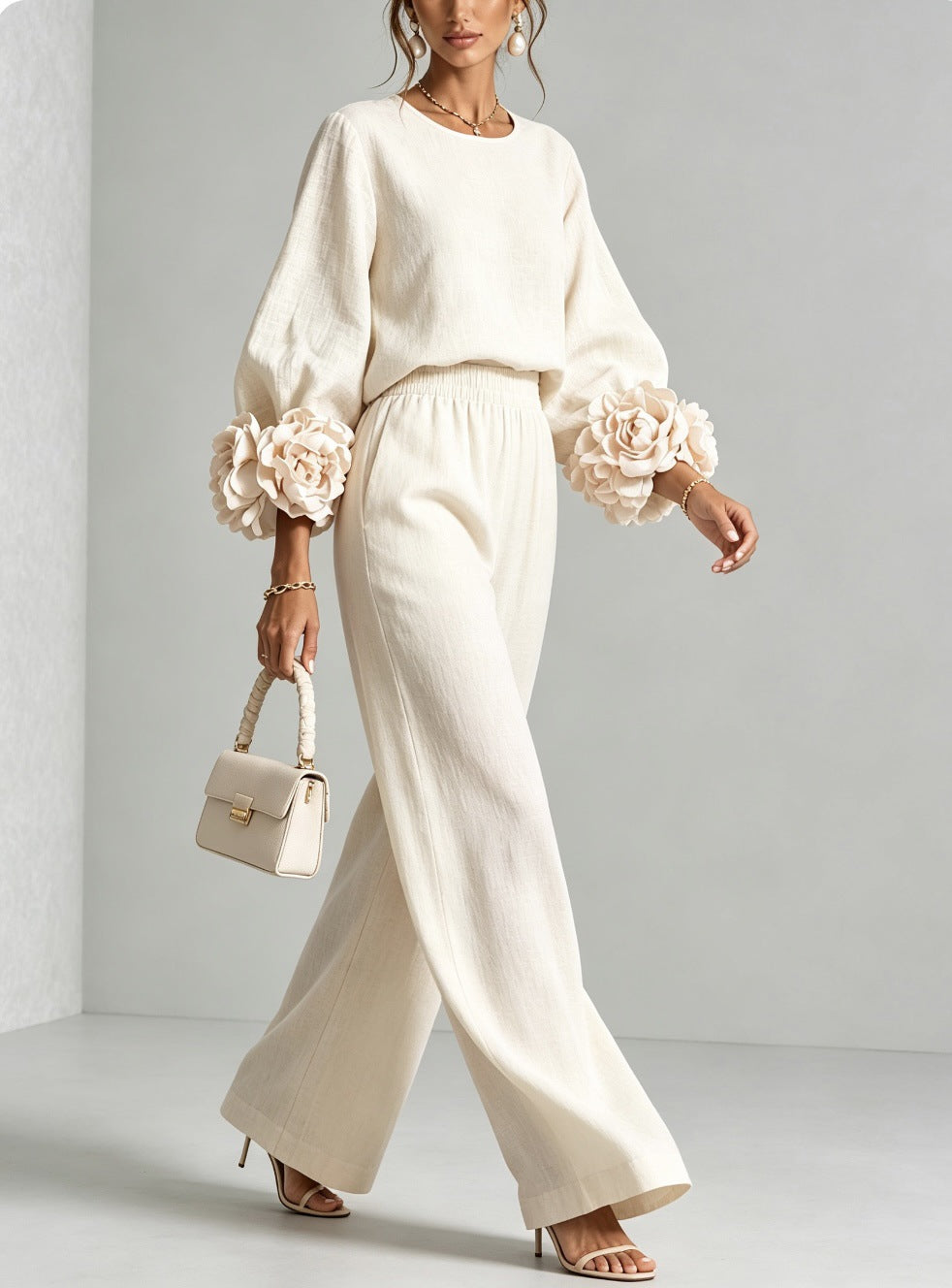 Completo donna elegante con maniche floreali e pantaloni larghi
