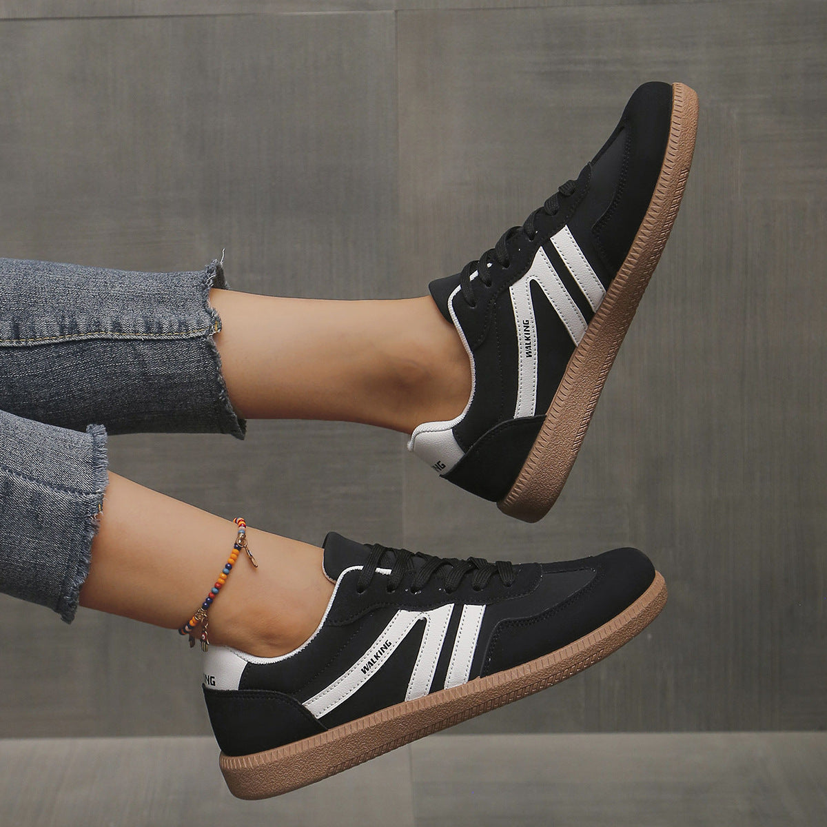 Sneakers donna con lacci e stampa leopardata dal design casual
