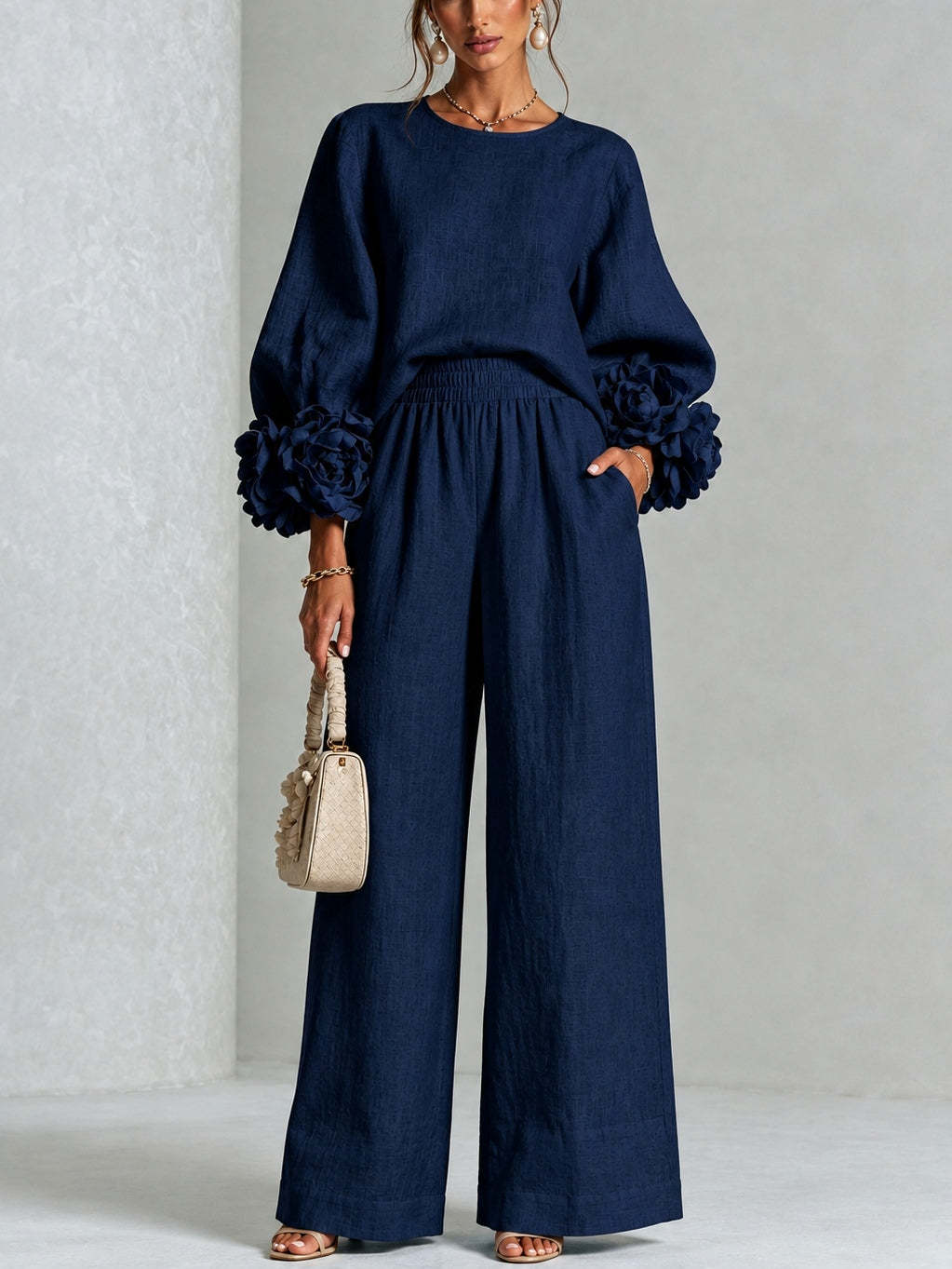 Completo donna elegante con maniche floreali e pantaloni larghi