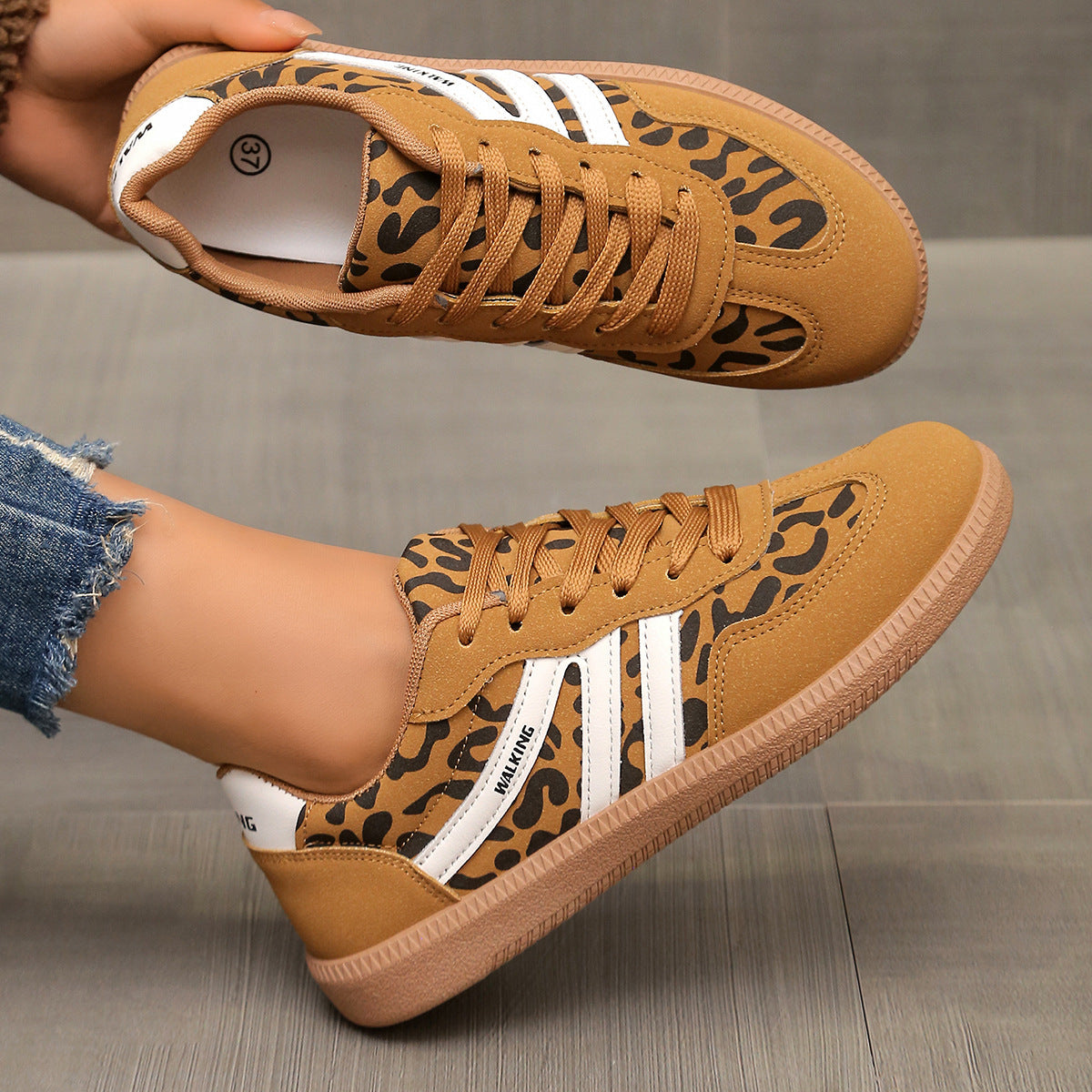 Sneakers donna con lacci e stampa leopardata dal design casual