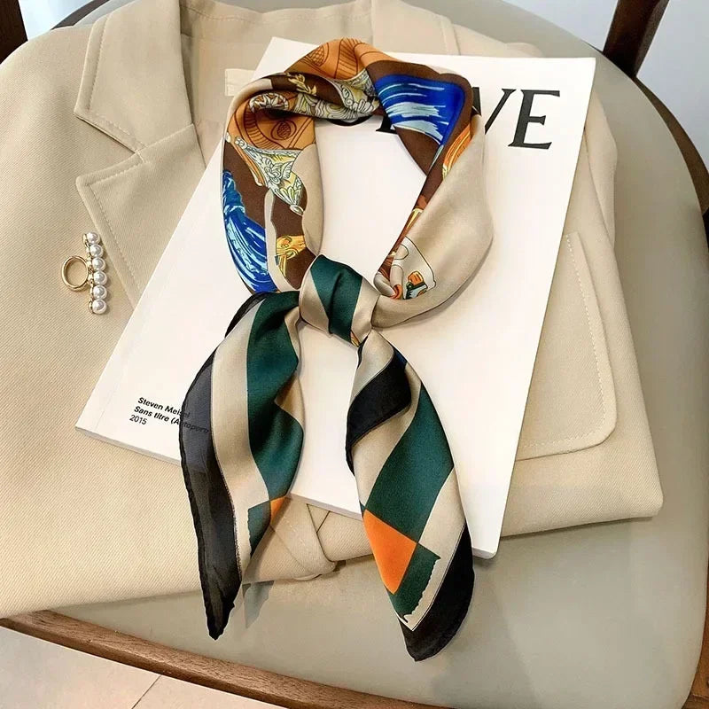 Foulard donna fatto a mano in raso satinato con stampa elegante