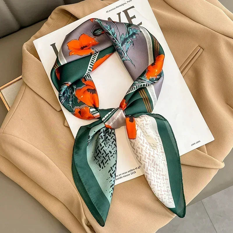 Foulard donna fatto a mano in raso satinato con stampa elegante