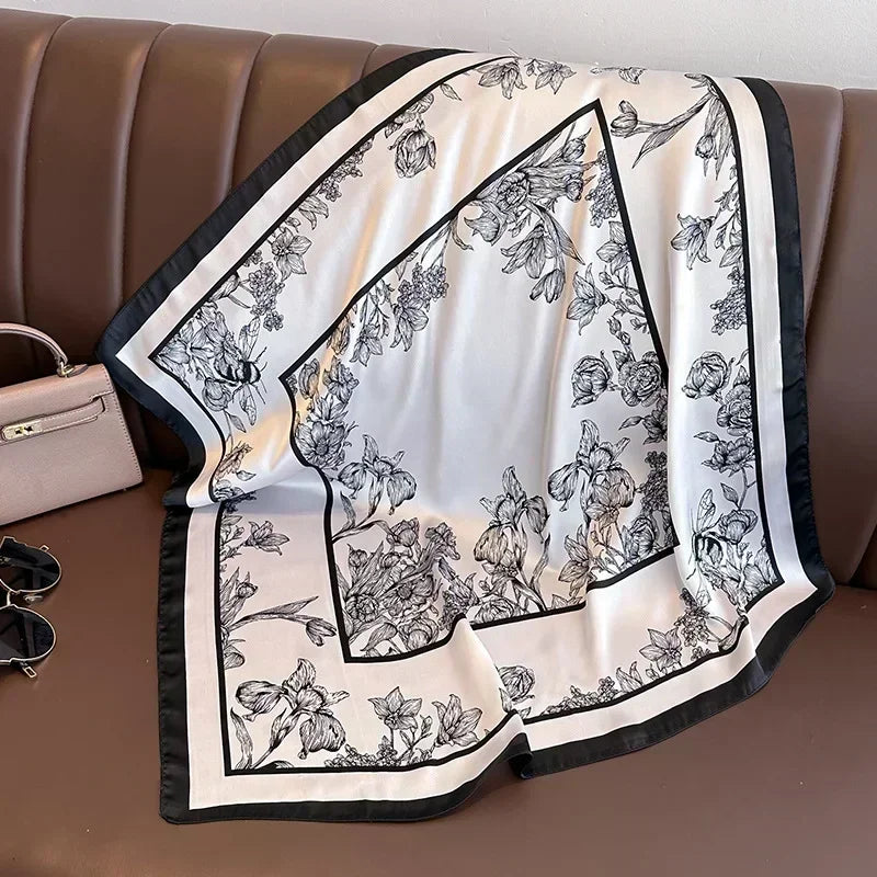 Foulard donna fatto a mano in raso satinato con stampa elegante