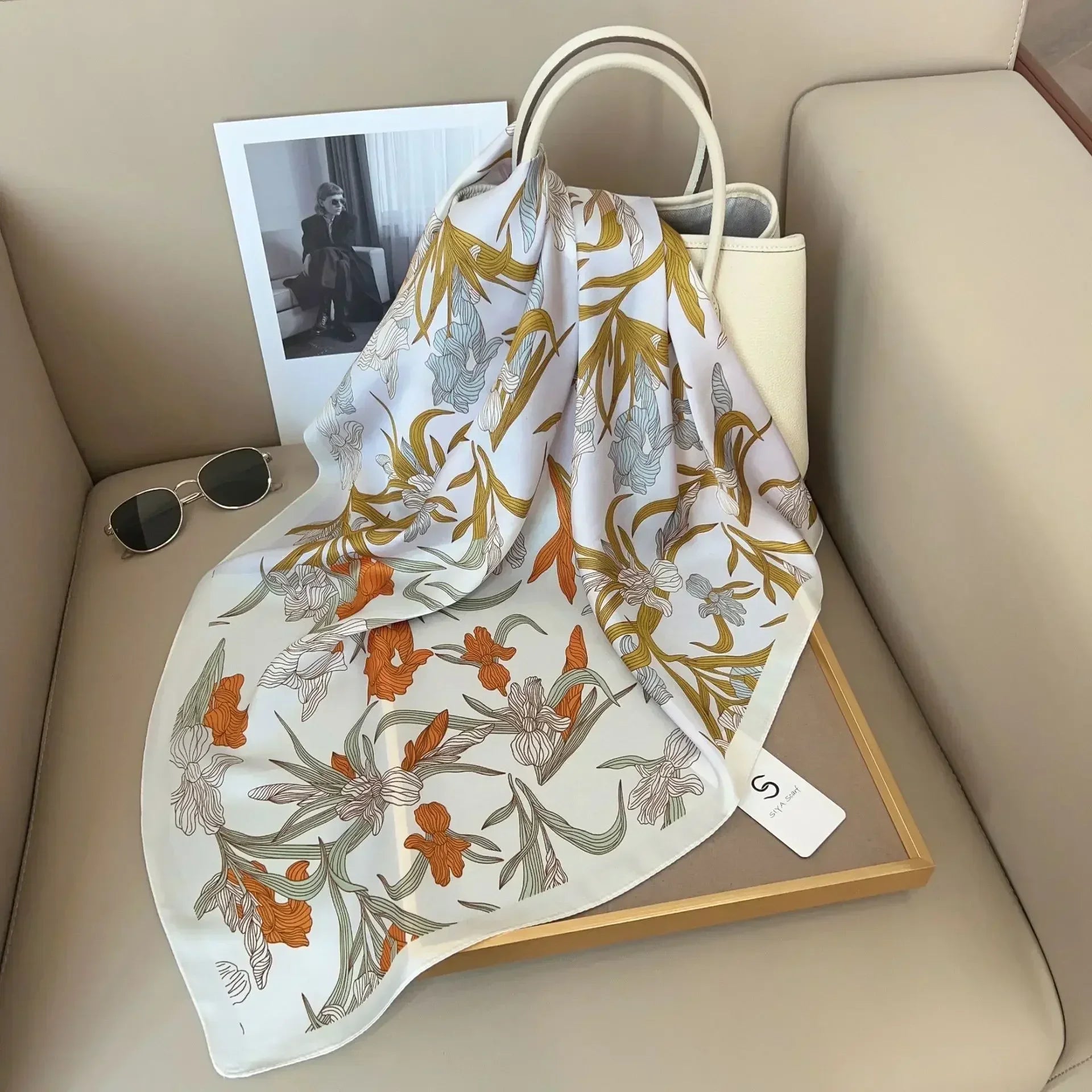 Foulard donna fatto a mano in raso satinato con stampa elegante