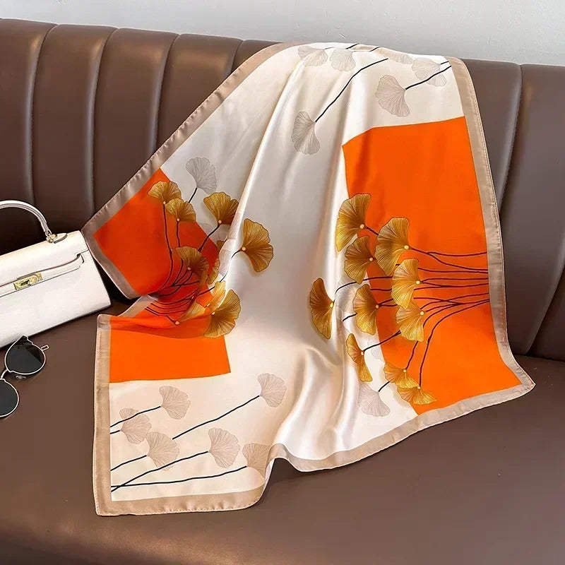 Foulard donna fatto a mano in raso satinato con stampa elegante