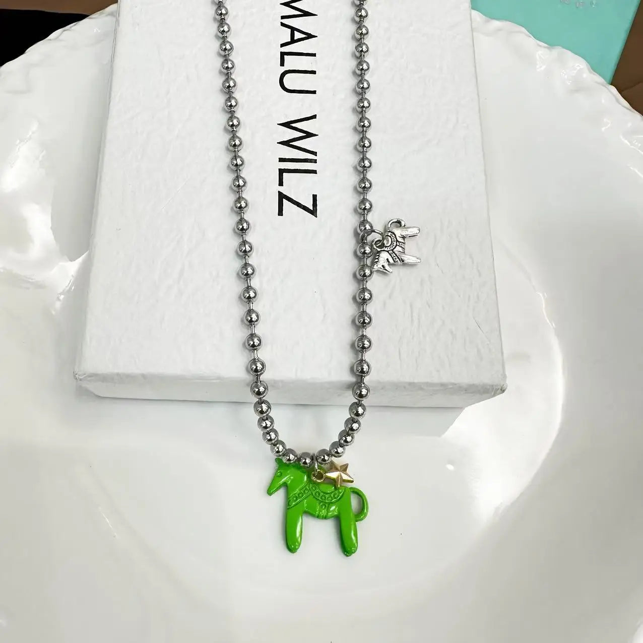 Collana donna con perline argentate e ciondolo cavallo smaltato – il regalo perfetto per gli amanti dei cavalli