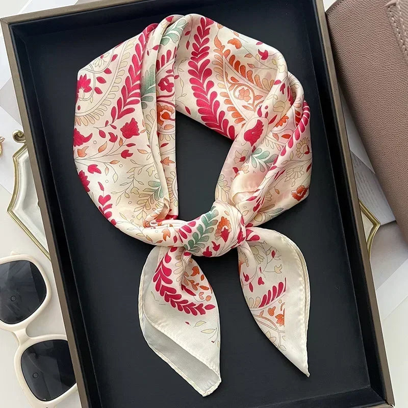 Foulard donna fatto a mano in raso satinato con stampa elegante