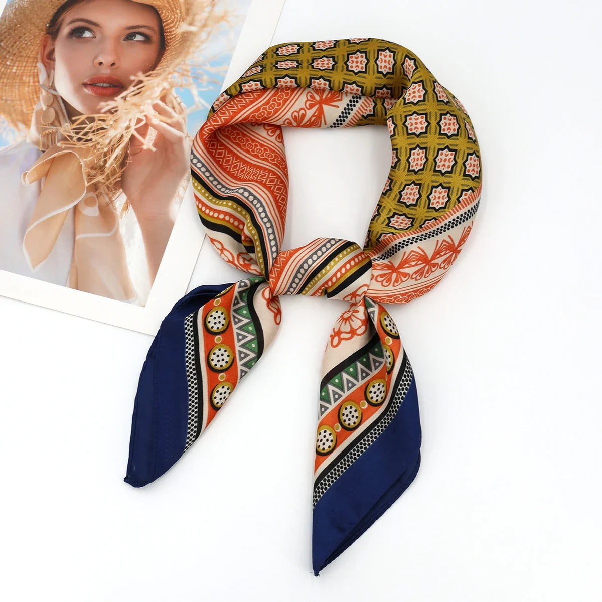 Foulard donna fatto a mano in raso satinato con stampa elegante