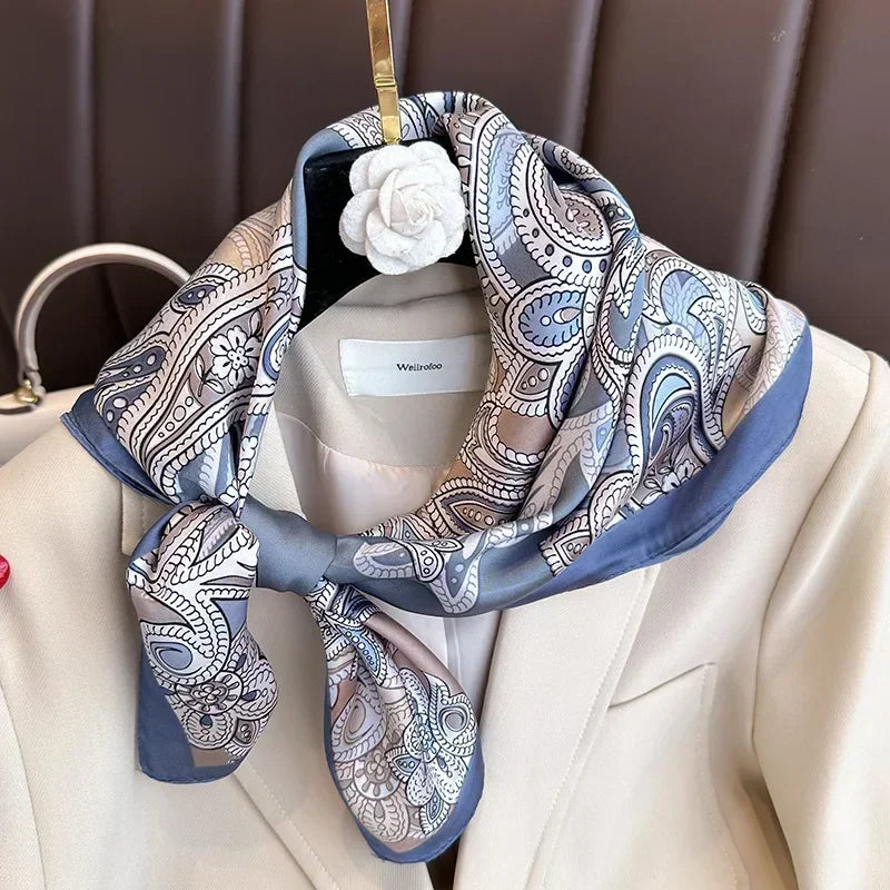 Foulard donna fatto a mano in raso satinato con stampa elegante