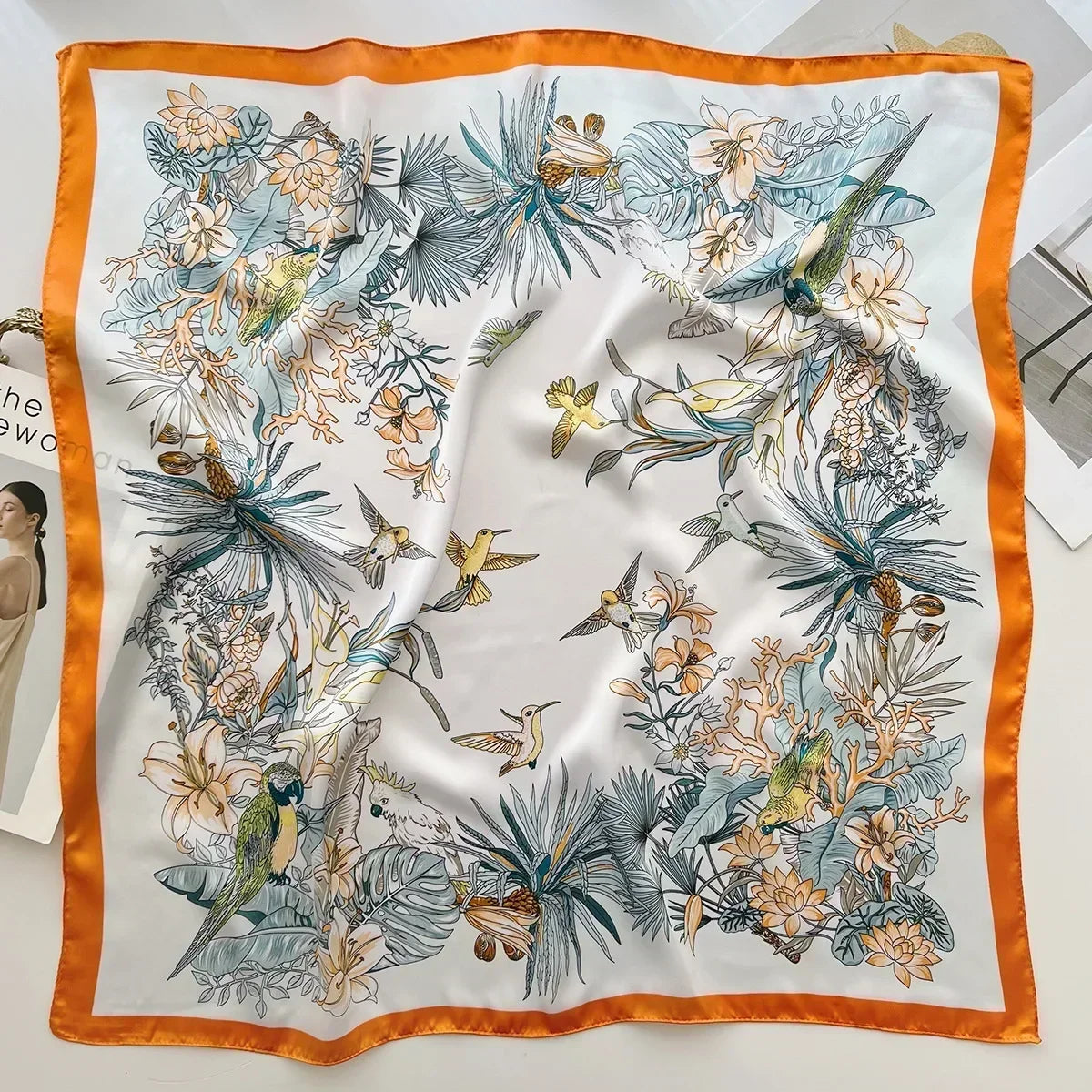 Foulard donna fatto a mano in raso satinato con stampa elegante