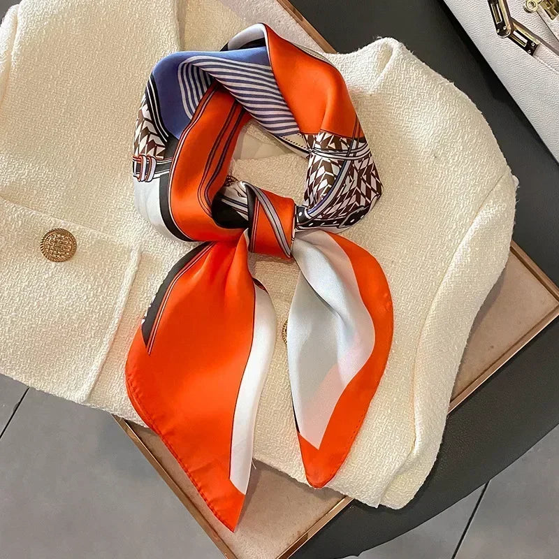 Foulard donna fatto a mano in raso satinato con stampa elegante