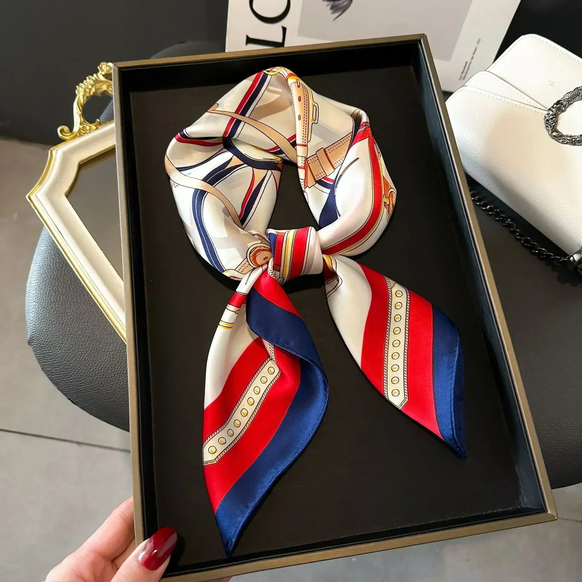 Foulard donna fatto a mano in raso satinato con stampa elegante
