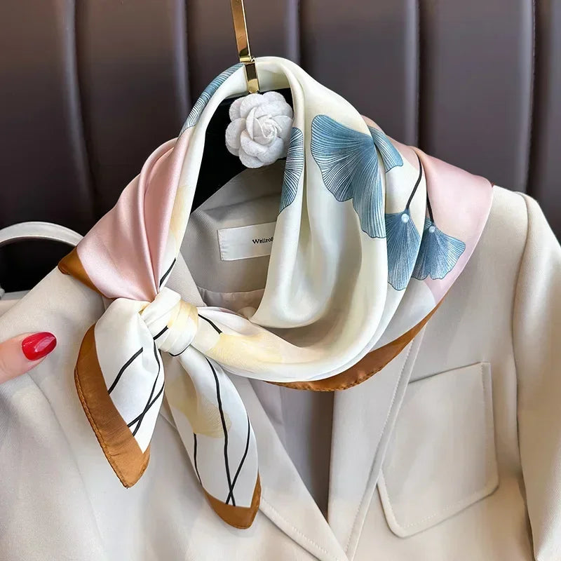 Foulard donna fatto a mano in raso satinato con stampa elegante