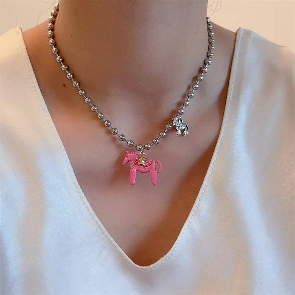 Collana donna con perline argentate e ciondolo cavallo smaltato – il regalo perfetto per gli amanti dei cavalli