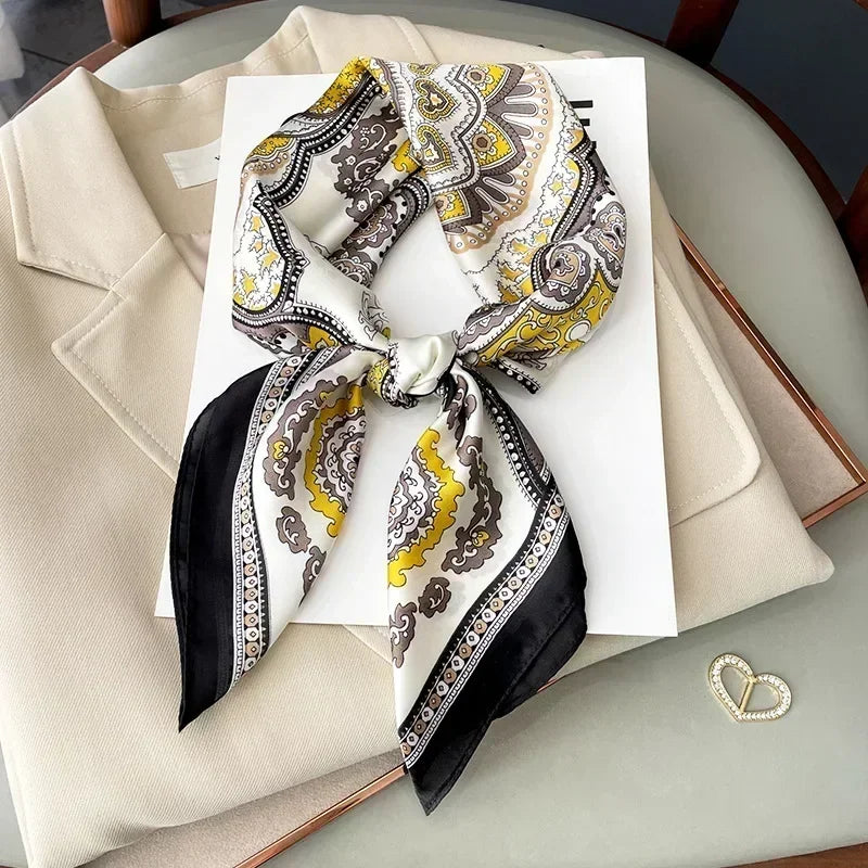 Foulard donna fatto a mano in raso satinato con stampa elegante