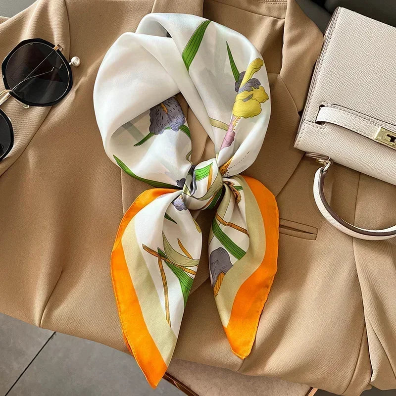 Foulard donna fatto a mano in raso satinato con stampa elegante