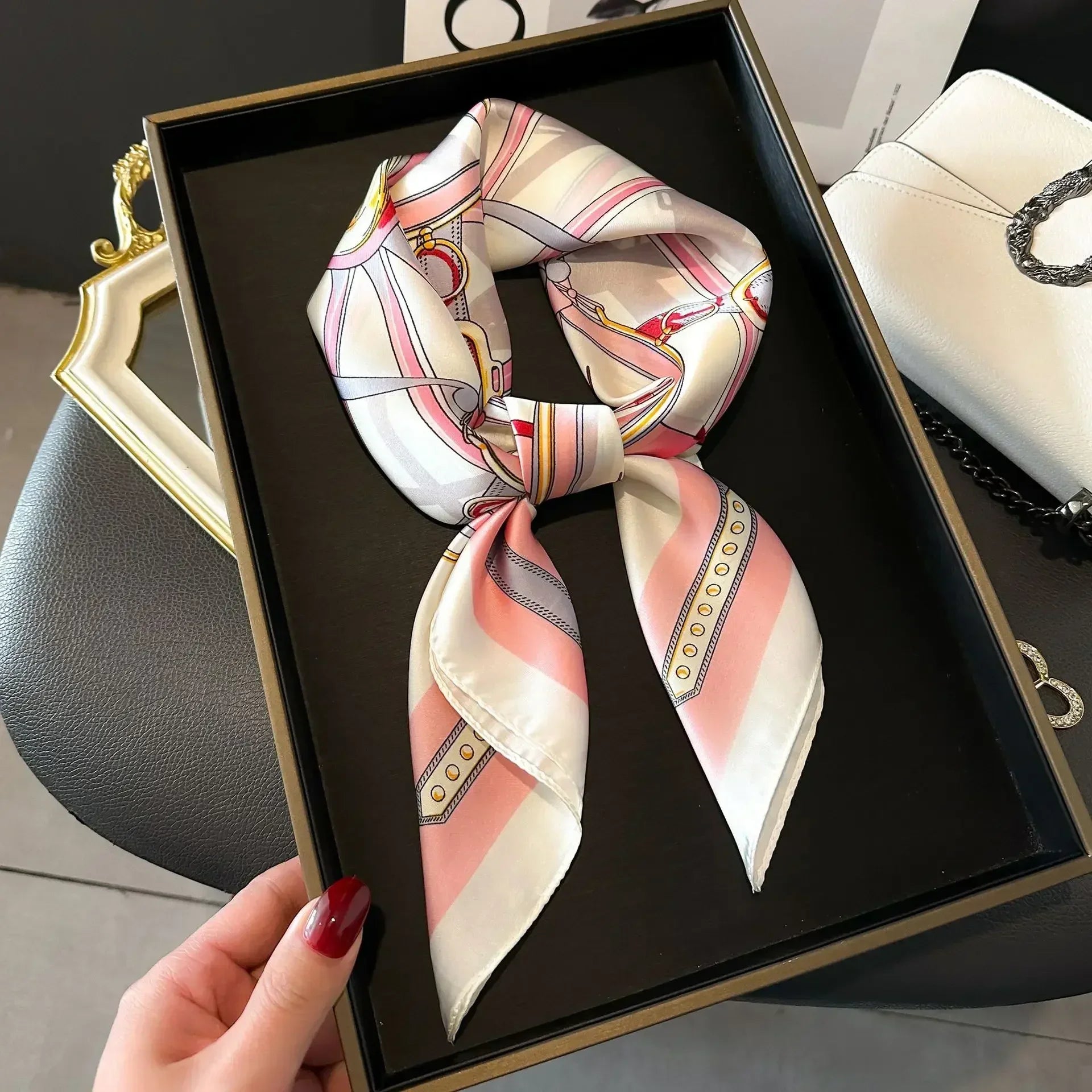 Foulard donna fatto a mano in raso satinato con stampa elegante