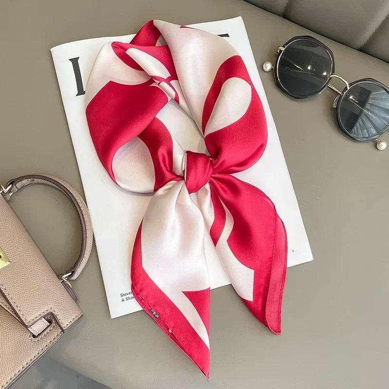 Foulard donna fatto a mano in raso satinato con stampa elegante