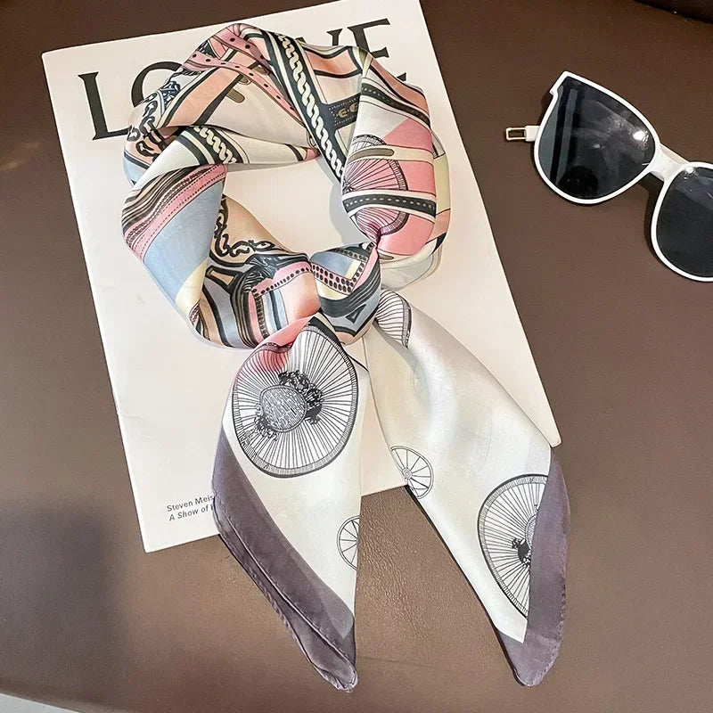 Foulard donna fatto a mano in raso satinato con stampa elegante