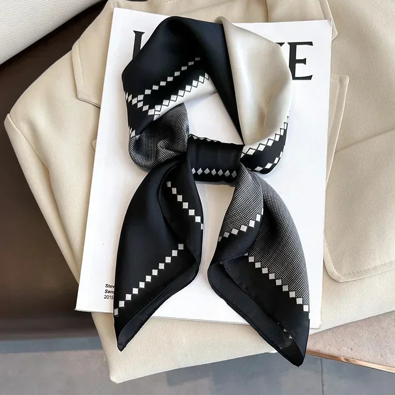 Foulard donna fatto a mano in raso satinato con stampa elegante