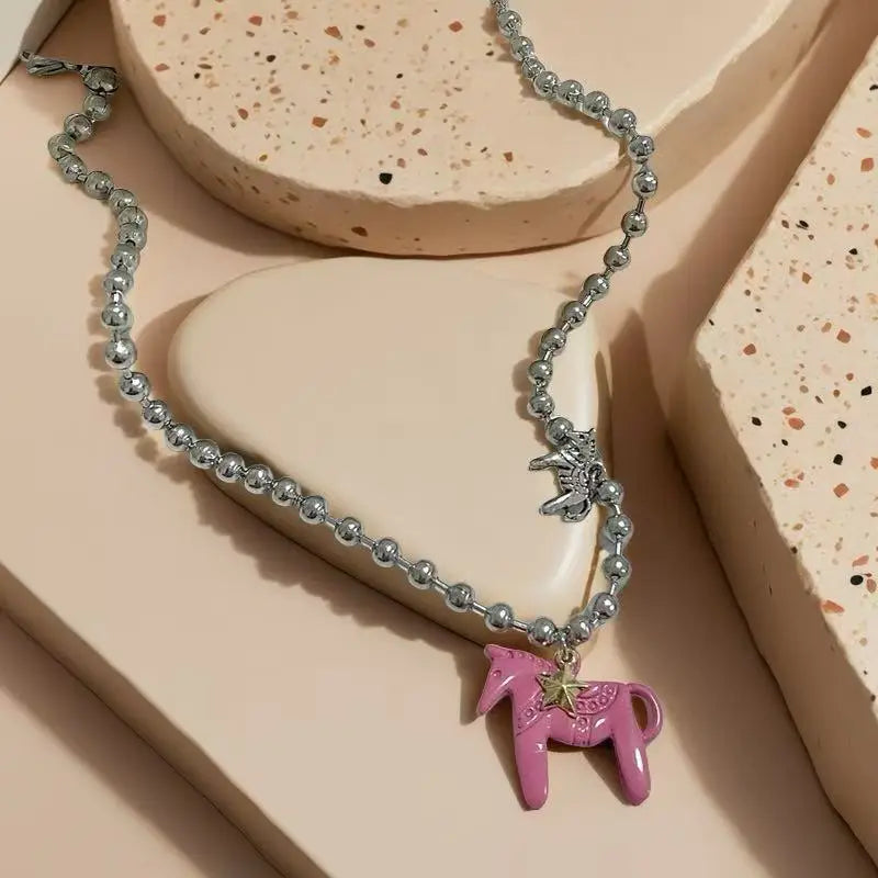 Collana donna con perline argentate e ciondolo cavallo smaltato – il regalo perfetto per gli amanti dei cavalli