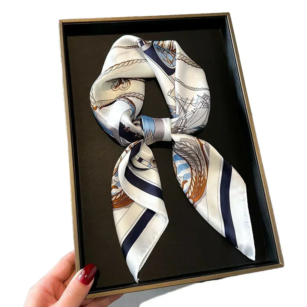 Foulard donna fatto a mano in raso satinato con stampa elegante
