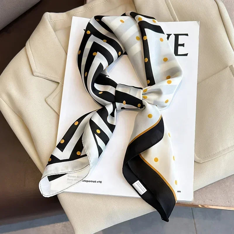 Foulard donna fatto a mano in raso satinato con stampa elegante