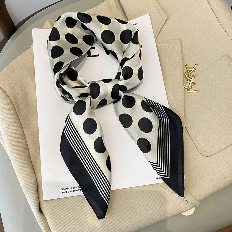 Foulard donna fatto a mano in raso satinato con stampa elegante