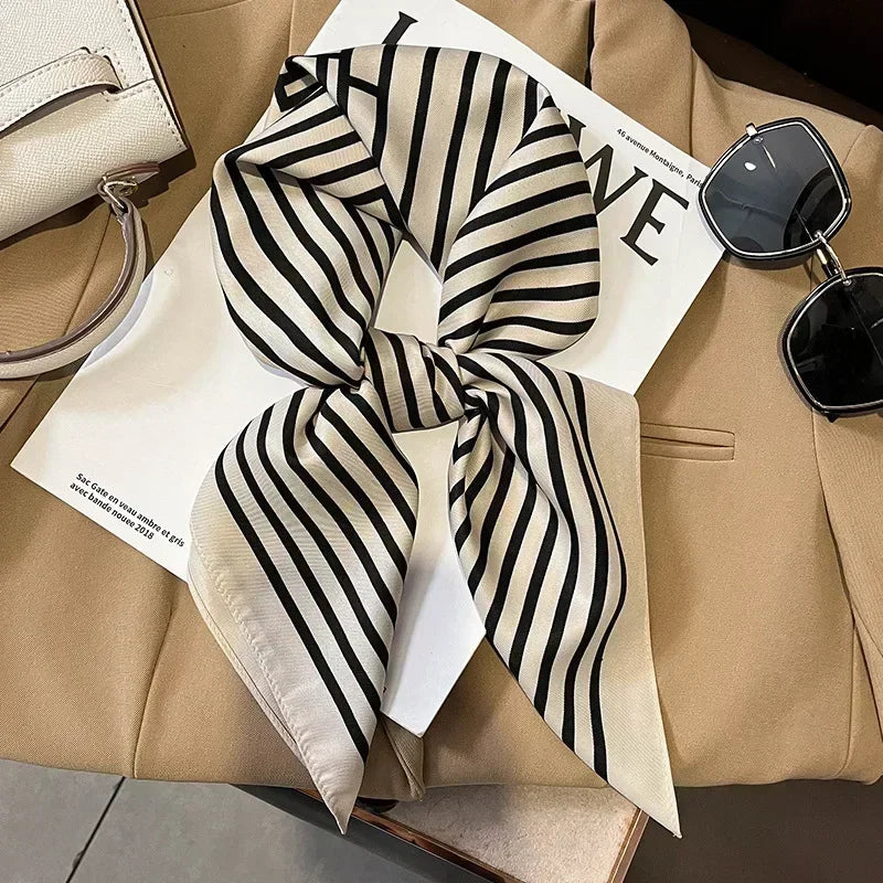 Foulard donna fatto a mano in raso satinato con stampa elegante