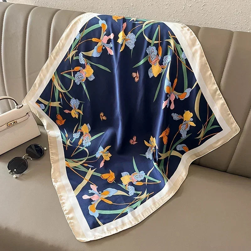 Foulard donna fatto a mano in raso satinato con stampa elegante