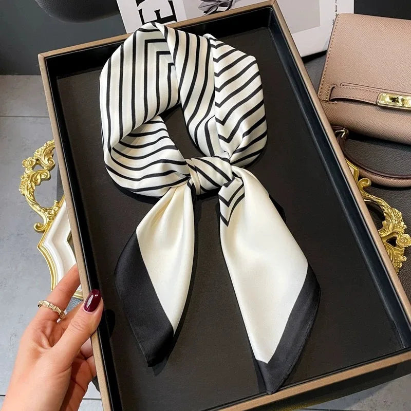 Foulard donna fatto a mano in raso satinato con stampa elegante