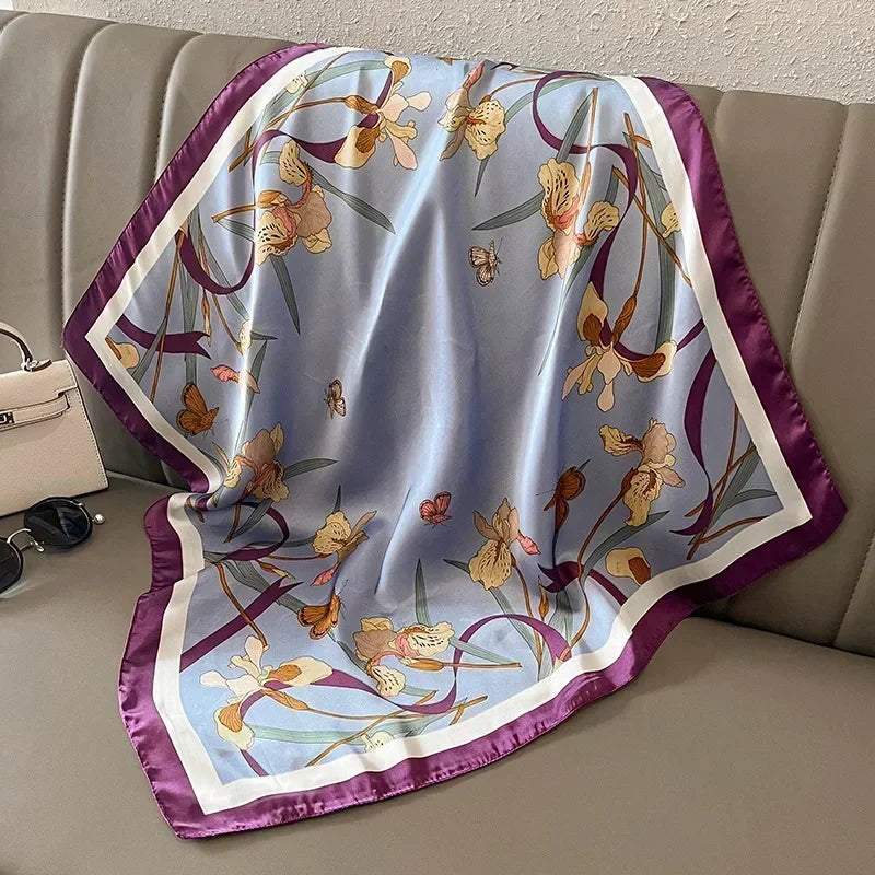 Foulard donna fatto a mano in raso satinato con stampa elegante