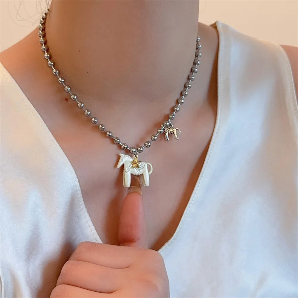 Collana donna con perline argentate e ciondolo cavallo smaltato – il regalo perfetto per gli amanti dei cavalli