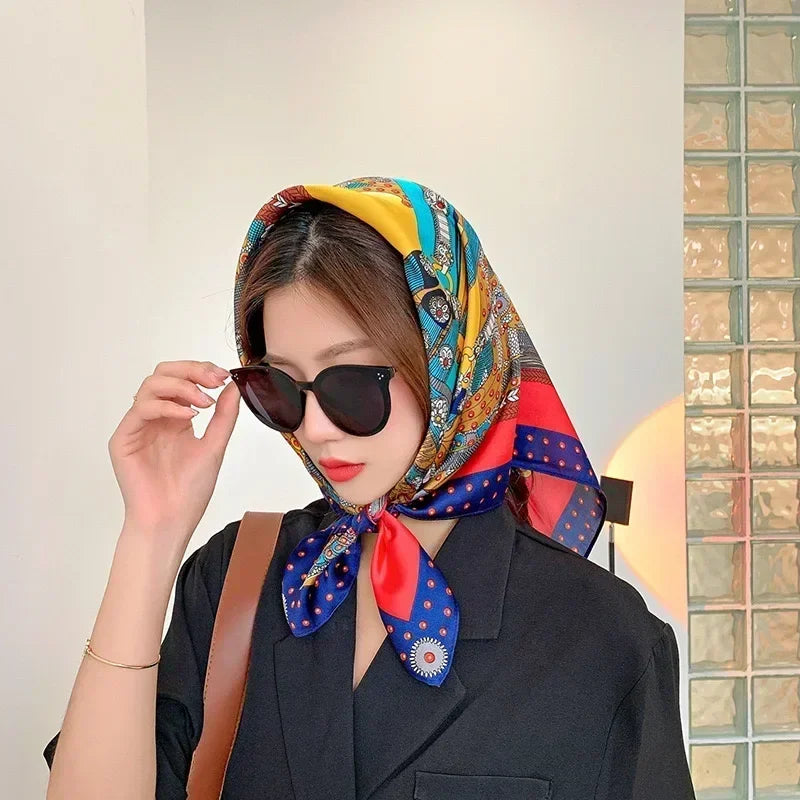 Foulard donna fatto a mano in raso satinato con stampa elegante