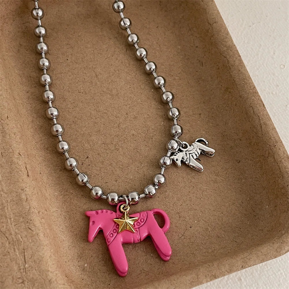 Collana donna con perline argentate e ciondolo cavallo smaltato – il regalo perfetto per gli amanti dei cavalli