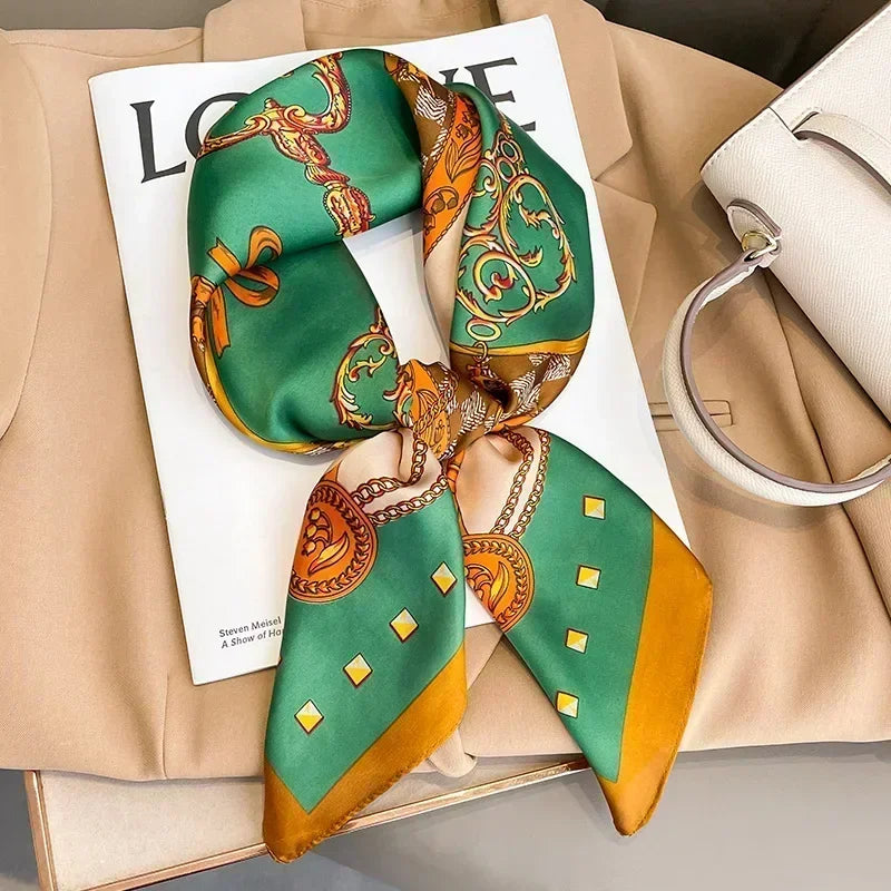 Foulard donna fatto a mano in raso satinato con stampa elegante