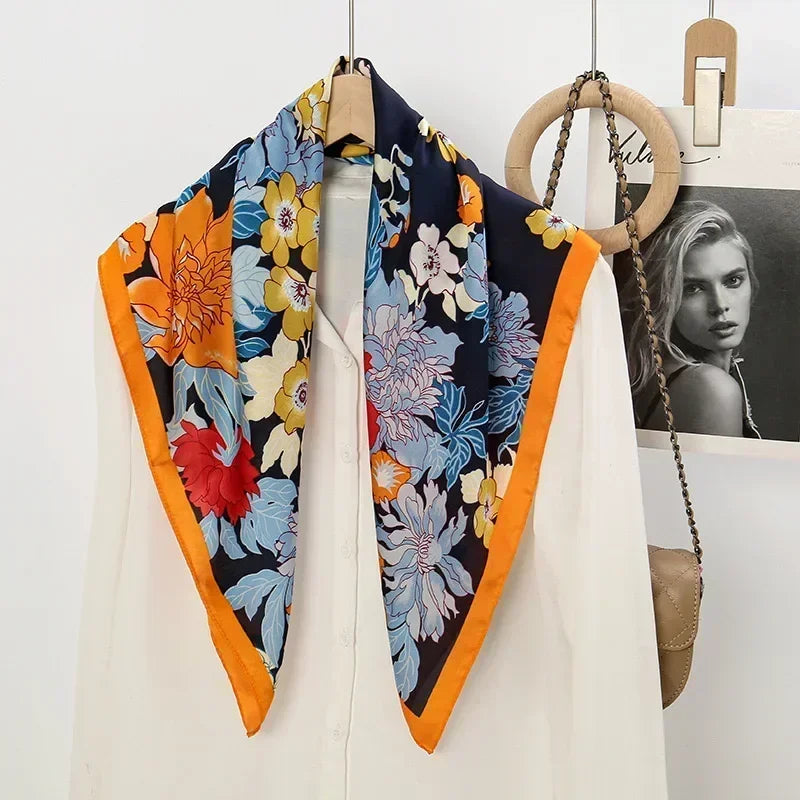 Foulard donna fatto a mano in raso satinato con stampa elegante