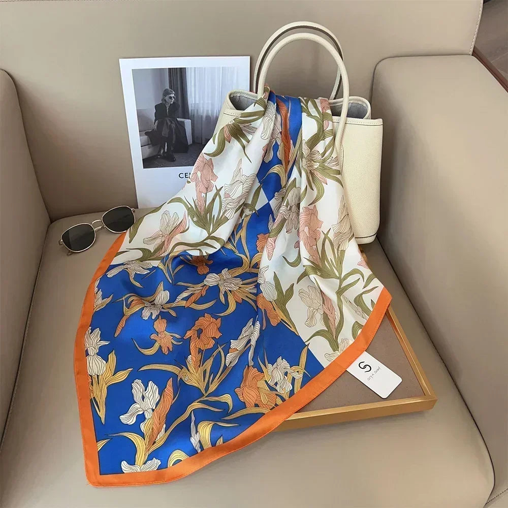 Foulard donna fatto a mano in raso satinato con stampa elegante