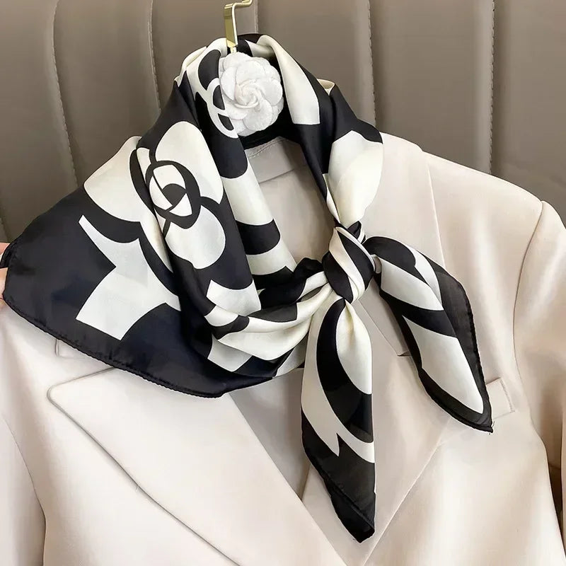 Foulard donna fatto a mano in raso satinato con stampa elegante