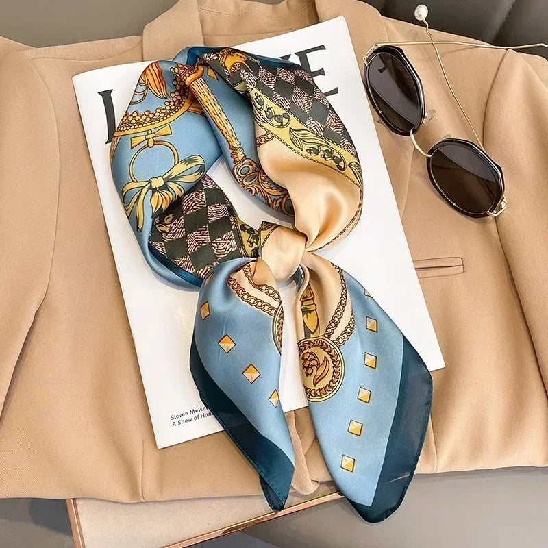Foulard donna fatto a mano in raso satinato con stampa elegante
