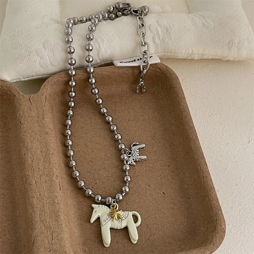 Collana donna con perline argentate e ciondolo cavallo smaltato – il regalo perfetto per gli amanti dei cavalli