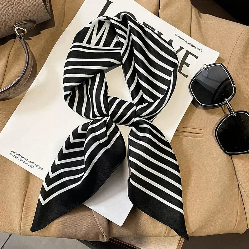 Foulard donna fatto a mano in raso satinato con stampa elegante