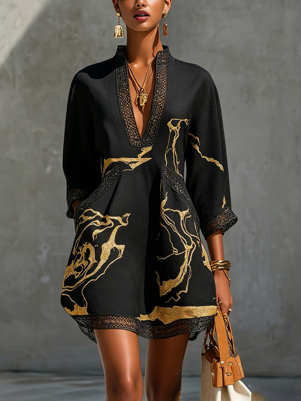 Mini abito donna nero con stampa marmo dorata e scollo a V