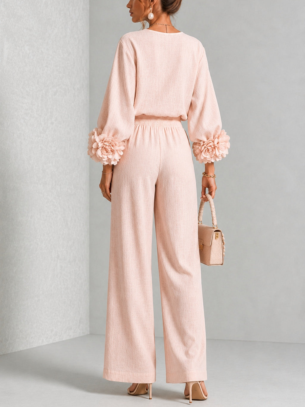 Completo donna elegante con maniche floreali e pantaloni larghi