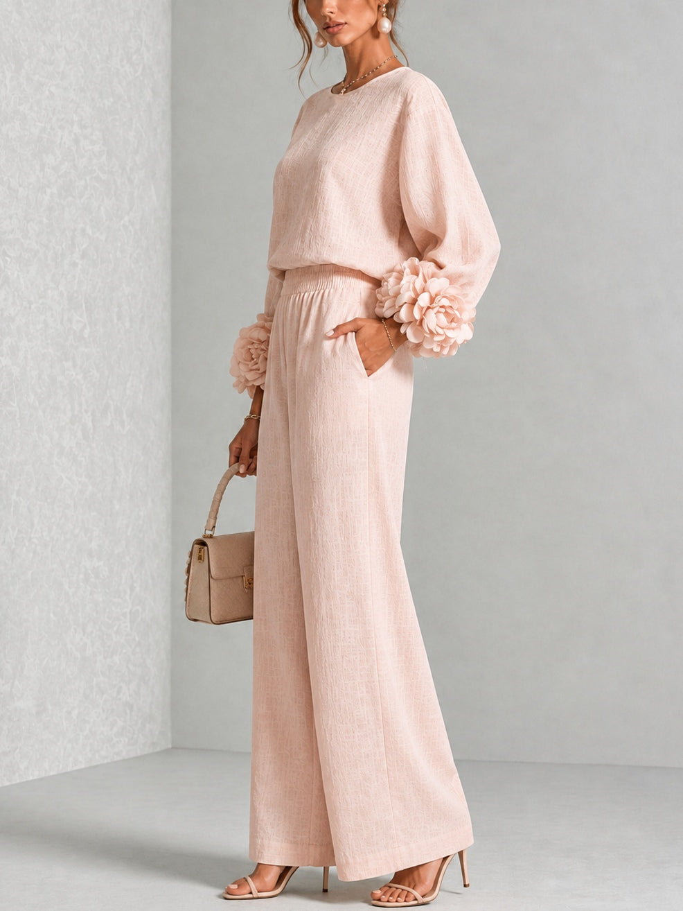 Completo donna elegante con maniche floreali e pantaloni larghi