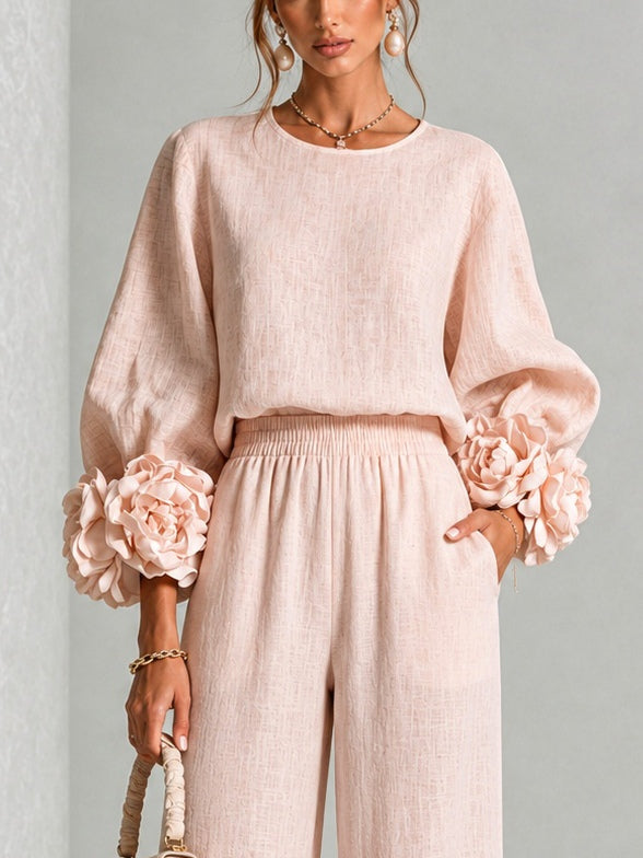 Completo donna elegante con maniche floreali e pantaloni larghi