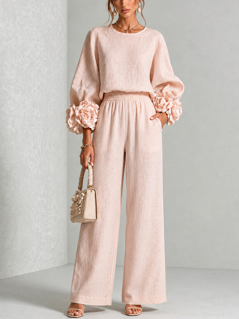 Completo donna elegante con maniche floreali e pantaloni larghi
