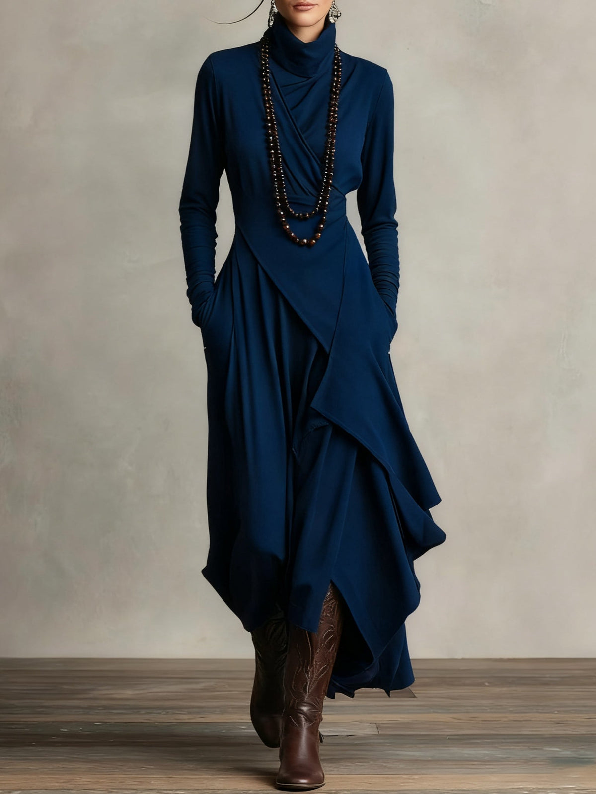 Abito lungo donna drappeggiato con collo alto e design asimmetrico