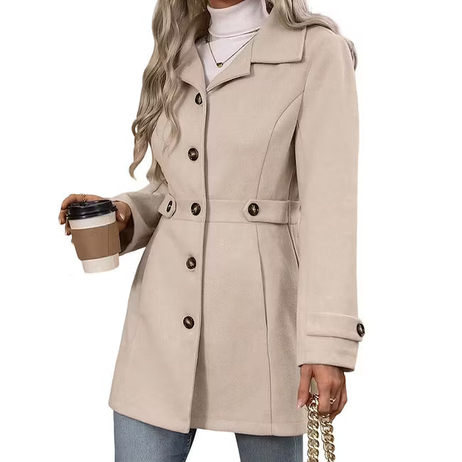 Cappotto donna aderente con revers e chiusura a bottoni
